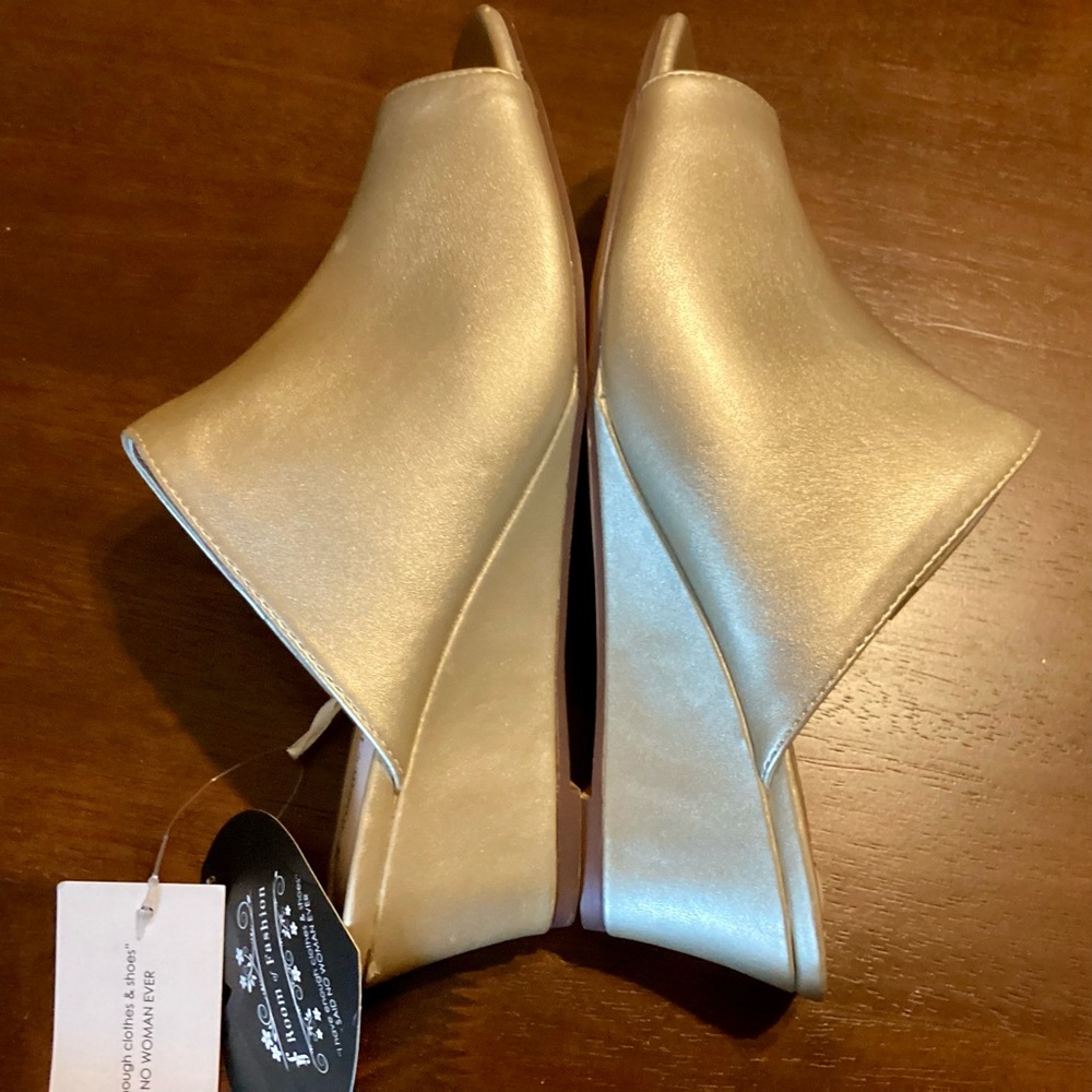 NWT Room of Fashion Gold Wedge Sandals